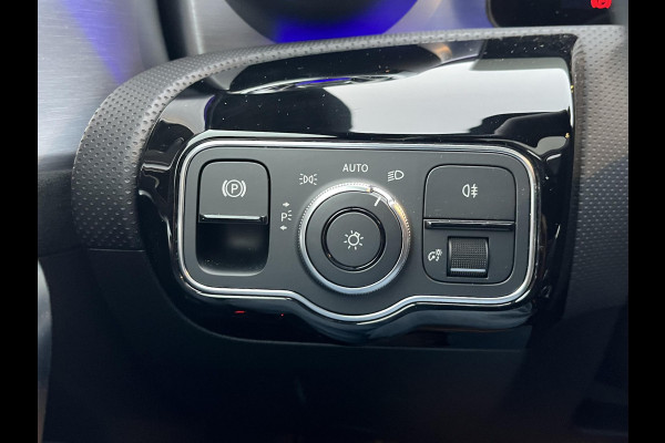 Mercedes-Benz CLA-Klasse 200 Business Solution AMG l 1e eigenaar | NL Auto  Panoramadak | Sfeerverlichting | Elektrische stoelen met geheugen | Camera | Apple CarPlay | Rijklaar geleverd met 12 maanden BOVAG-garantie