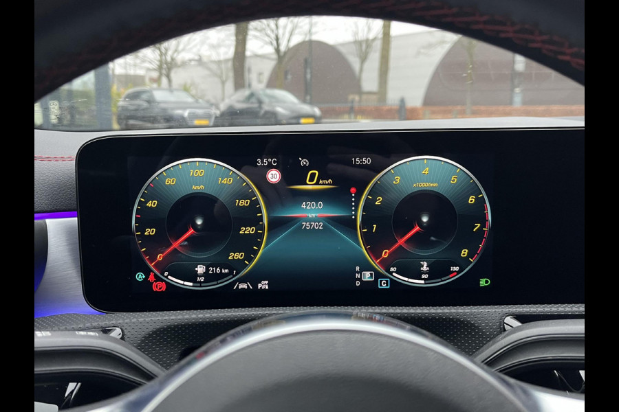 Mercedes-Benz CLA-Klasse 200 Business Solution AMG l 1e eigenaar | NL Auto  Panoramadak | Sfeerverlichting | Elektrische stoelen met geheugen | Camera | Apple CarPlay | Rijklaar geleverd met 12 maanden BOVAG-garantie
