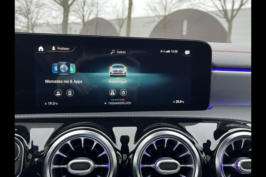 Mercedes-Benz CLA-Klasse 200 Business Solution AMG l 1e eigenaar | NL Auto  Panoramadak | Sfeerverlichting | Elektrische stoelen met geheugen | Camera | Apple CarPlay | Rijklaar geleverd met 12 maanden BOVAG-garantie