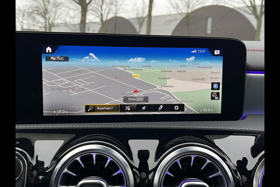 Mercedes-Benz CLA-Klasse 200 Business Solution AMG l 1e eigenaar | NL Auto  Panoramadak | Sfeerverlichting | Elektrische stoelen met geheugen | Camera | Apple CarPlay | Rijklaar geleverd met 12 maanden BOVAG-garantie