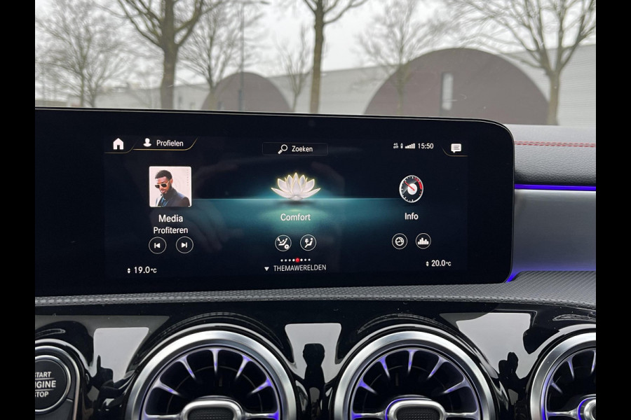 Mercedes-Benz CLA-Klasse 200 Business Solution AMG l 1e eigenaar | NL Auto  Panoramadak | Sfeerverlichting | Elektrische stoelen met geheugen | Camera | Apple CarPlay | Rijklaar geleverd met 12 maanden BOVAG-garantie