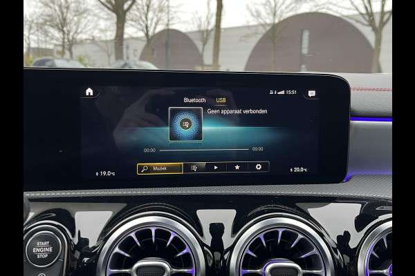 Mercedes-Benz CLA-Klasse 200 Business Solution AMG l 1e eigenaar | NL Auto  Panoramadak | Sfeerverlichting | Elektrische stoelen met geheugen | Camera | Apple CarPlay | Rijklaar geleverd met 12 maanden BOVAG-garantie