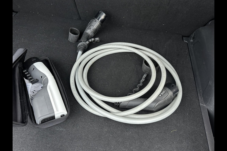 Kia Niro EV ExecutiveLine 64.8 kWh VAN: €31.900,- VOOR: €29.877,- UW EINDEJAARSVOORDEEL: €2.023|10 JAAR GARANTIE| PANO| STOEL+ STUURVERWARMING|ELEK. ACHTERKLEP|  STOELVENTILATIE| ACHTERBANK VERWARMD| MEM. STOEL| HEAD-UP|