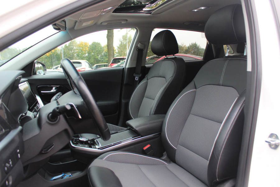 Kia e-Niro DynamicPlusLine 64 kWh / SoH 97.3% / Camera / Schuifdak / Leder / Keyless / Navigatie / Dodehoek / DAB / Cruise Control