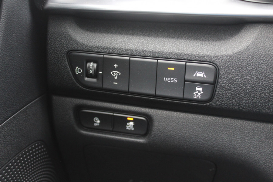 Kia e-Niro DynamicPlusLine 64 kWh / SoH 97.3% / Camera / Schuifdak / Leder / Keyless / Navigatie / Dodehoek / DAB / Cruise Control