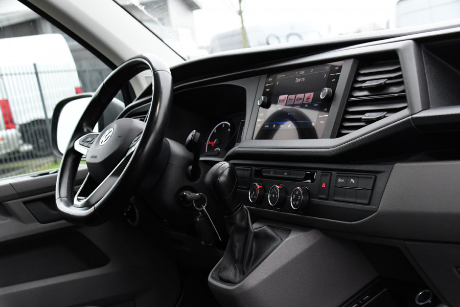 Volkswagen Transporter 2.0 TDI L2H1 DC Highline Adaptieve Cruise, Camera, Carplay, LED, 150pk, Automaat, Multimedia, Trekhaak, Uniek!