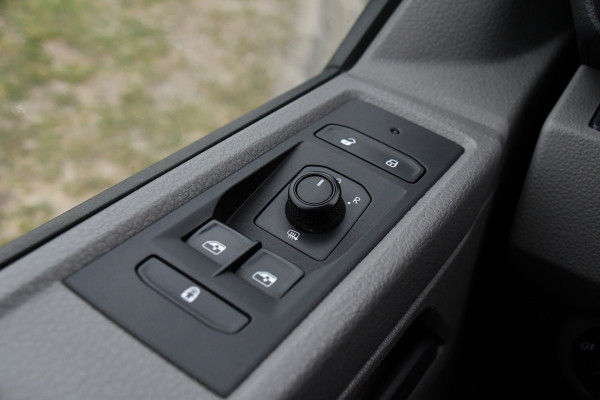 Volkswagen Transporter 2.0 TDI L2H1 DC Highline Adaptieve Cruise, Camera, Carplay, LED, 150pk, Automaat, Multimedia, Trekhaak, Uniek!