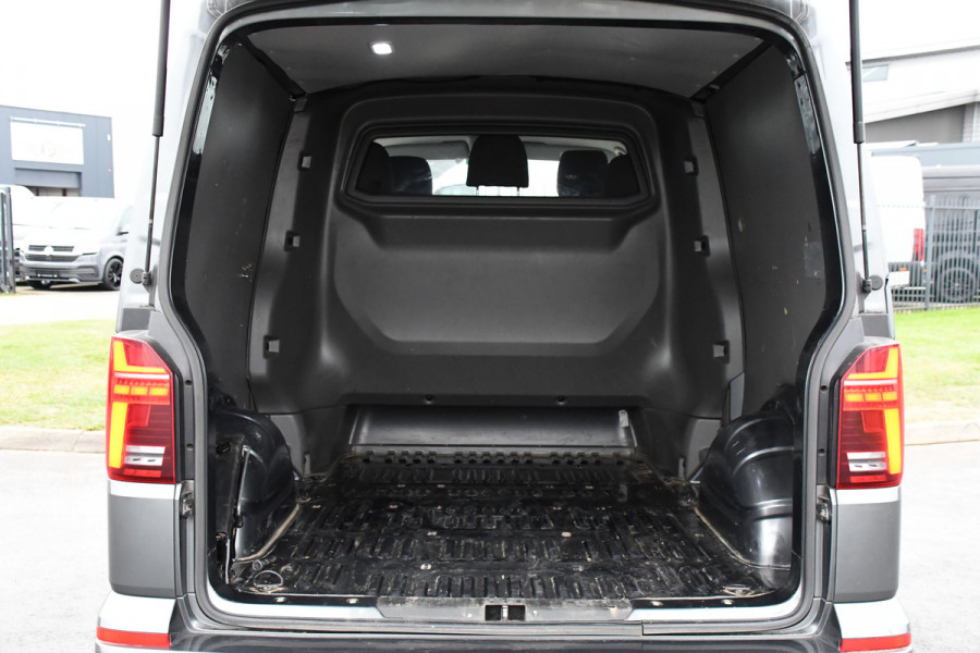 Volkswagen Transporter 2.0 TDI L2H1 DC Highline Adaptieve Cruise, Camera, Carplay, LED, 150pk, Automaat, Multimedia, Trekhaak, Uniek!