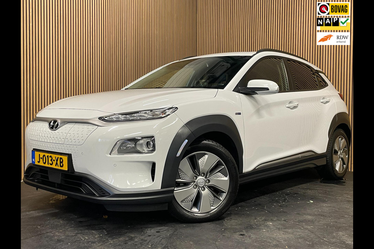 Hyundai Kona EV Premium 64 kWh|GROTE ACCU|100%SOH|FACELIFT|3-FASE|TREKHAAK|HUD|LEDER|ACC|STUURVERW|STOELVERW+VENT.|CAMERA|CARPLAY|