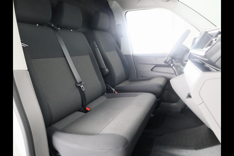 Volkswagen Transporter 2.0 TDI L2H3 28 110 pk | Verlengde garantie | Navigatie via App | Trekhaak | Parkeersensoren achter | Cruise control |