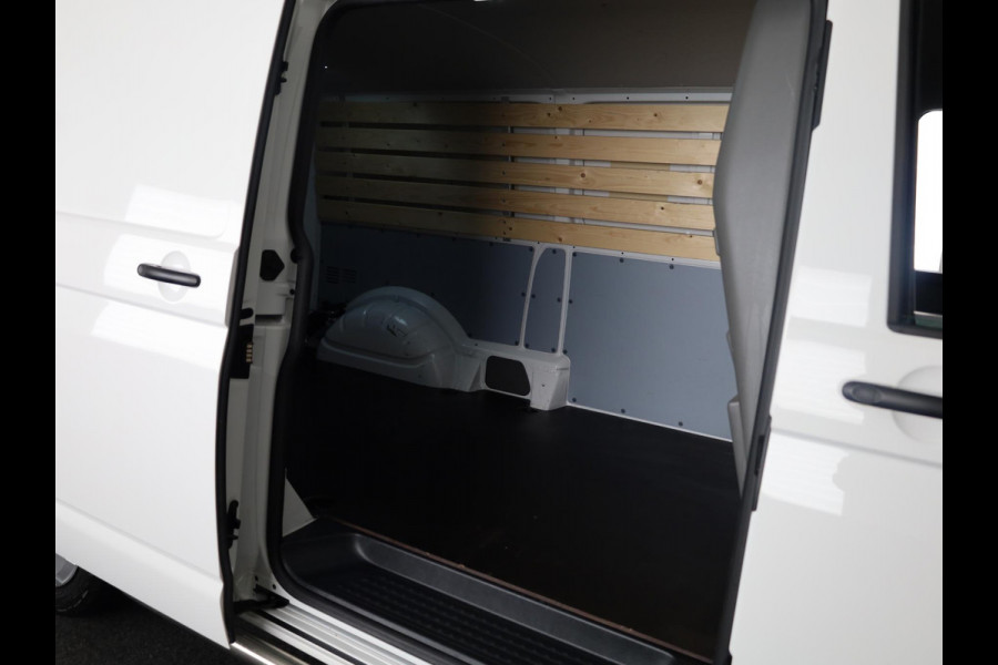 Volkswagen Transporter 2.0 TDI L2H3 28 110 pk | Verlengde garantie | Navigatie via App | Trekhaak | Parkeersensoren achter | Cruise control |