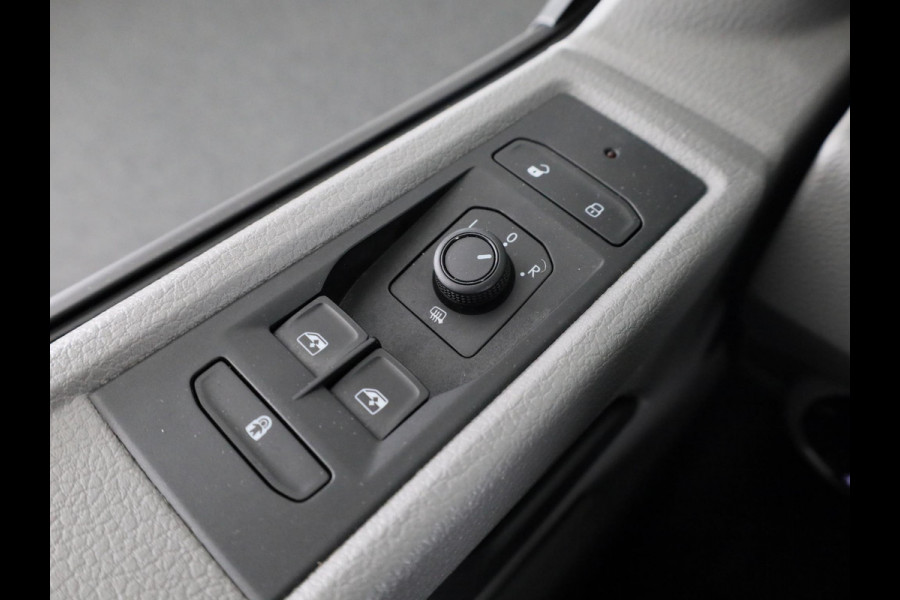 Volkswagen Transporter 2.0 TDI L2H3 28 110 pk | Verlengde garantie | Navigatie via App | Trekhaak | Parkeersensoren achter | Cruise control |