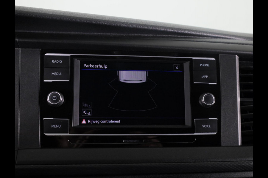 Volkswagen Transporter 2.0 TDI L2H3 28 110 pk | Verlengde garantie | Navigatie via App | Trekhaak | Parkeersensoren achter | Cruise control |