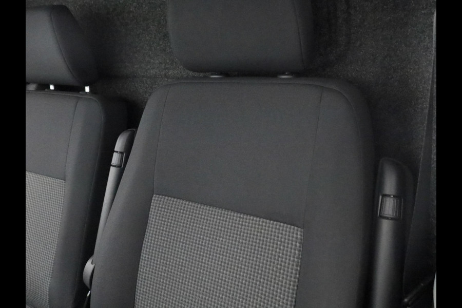 Volkswagen Transporter 2.0 TDI L2H3 28 110 pk | Verlengde garantie | Navigatie via App | Trekhaak | Parkeersensoren achter | Cruise control |