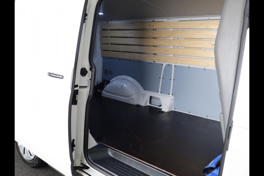 Volkswagen Transporter Bestelwagen L2 28 2.0 TDI 110 pk | Verlengde garantie | Navigatie via App | Trekhaak | Parkeersensoren achter | Cruise control |