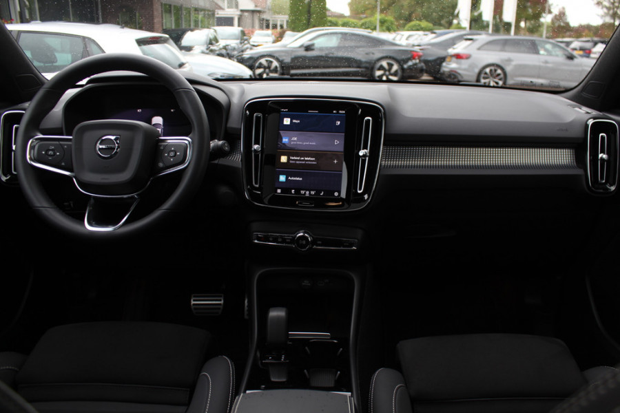 Volvo XC40 Recharge P8 AWD R-Design / SoH 92.1% / Trekhaak / Panoramadak / Camera / Keyless / Harman Kardon / 19'' / Half leder / Stuur+Stoelverwarming / DAB / Dodehoek / ACC