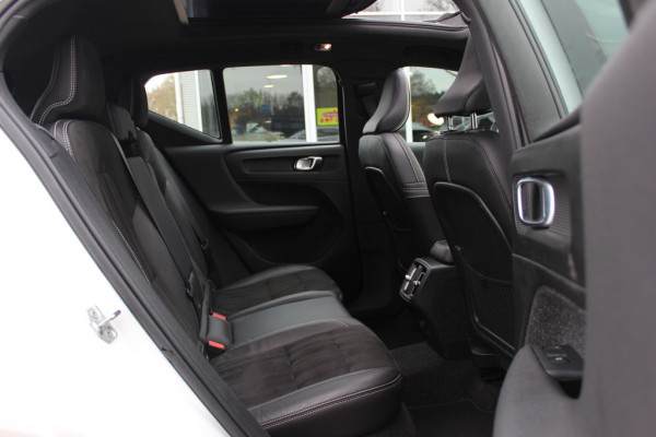 Volvo XC40 Recharge P8 AWD R-Design / SoH 92.1% / Trekhaak / Panoramadak / Camera / Keyless / Harman Kardon / 19'' / Half leder / Stuur+Stoelverwarming / DAB / Dodehoek / ACC