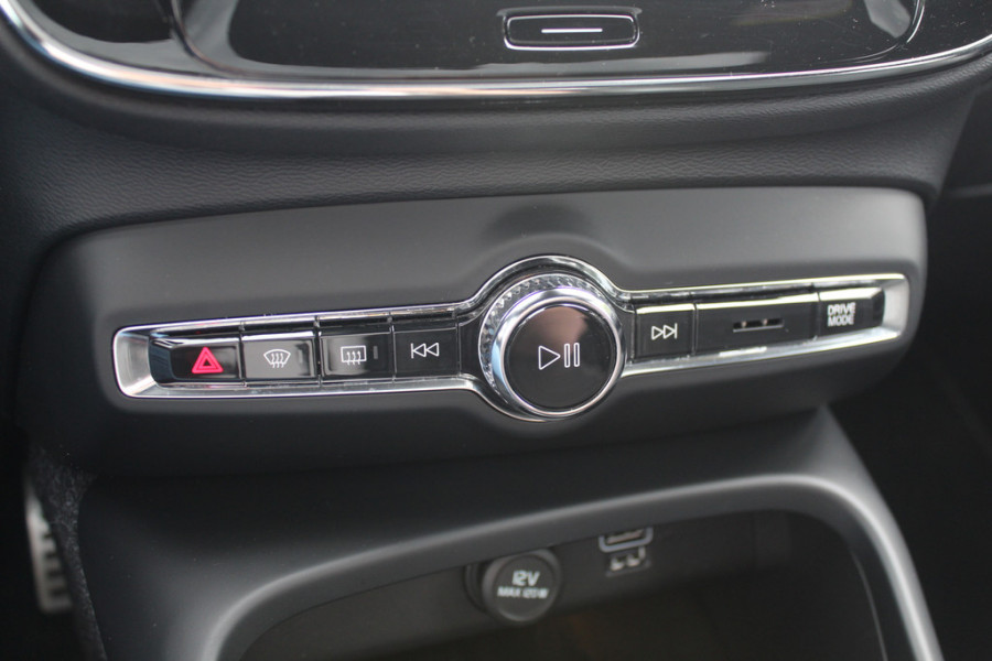 Volvo XC40 Recharge P8 AWD R-Design / SoH 92.1% / Trekhaak / Panoramadak / Camera / Keyless / Harman Kardon / 19'' / Half leder / Stuur+Stoelverwarming / DAB / Dodehoek / ACC