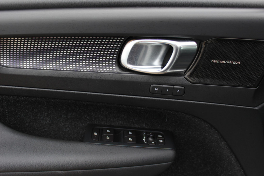 Volvo XC40 Recharge P8 AWD R-Design / SoH 92.1% / Trekhaak / Panoramadak / Camera / Keyless / Harman Kardon / 19'' / Half leder / Stuur+Stoelverwarming / DAB / Dodehoek / ACC