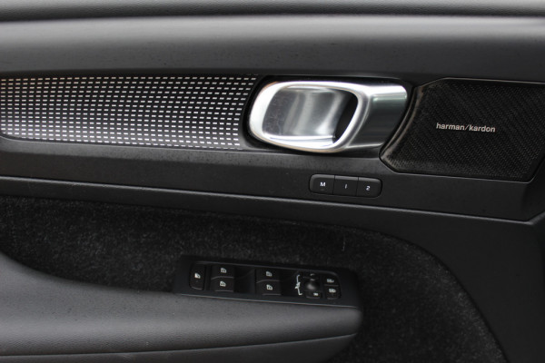 Volvo XC40 Recharge P8 AWD R-Design / SoH 92.1% / Trekhaak / Panoramadak / Camera / Keyless / Harman Kardon / 19'' / Half leder / Stuur+Stoelverwarming / DAB / Dodehoek / ACC