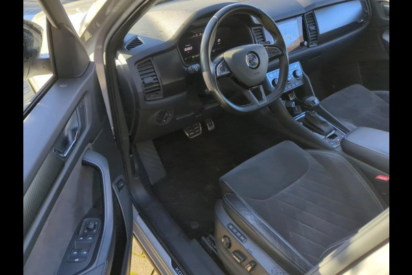 Škoda Kodiaq 1.5 TSI Sportline 7-persoons Automaat | Panoramadak | Steel Grey | 20 inch lichtmetalen velgen | LED verlichting | Stoelverwarmi
