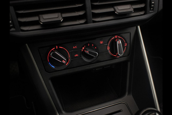 Volkswagen Polo 1.0 TSI Comfortline Sport (APPLE CARPLAY,GROOT NAVI,LED,CRUISE,TREKHAAK,DAB,SPORTSTOELEN,NETTE STAAT)