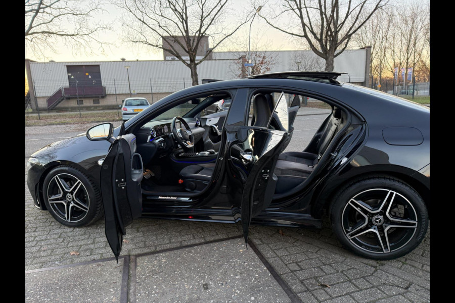 Mercedes-Benz CLA-Klasse 180 AMG SPORT AUT PANO LEDER LED CARPLAY KEYLESS