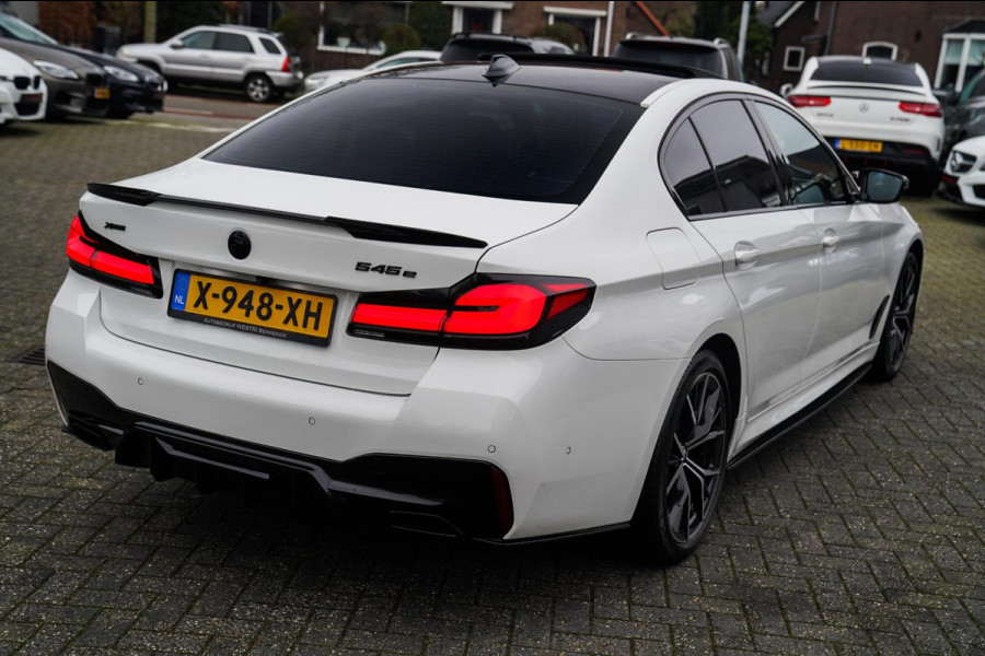 BMW 5 Serie 545e xDrive Business Edition Plus | M-pakket | BTW | Panorama | Bowers&Wilkins | Sfeerverlichting | M-performance |