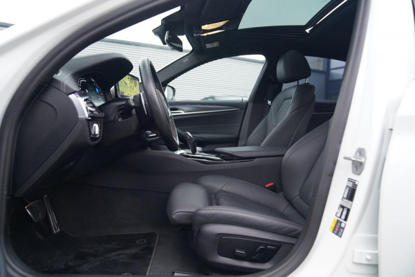 BMW 5 Serie 545e xDrive Business Edition Plus | M-pakket | BTW | Panorama | Bowers&Wilkins | Sfeerverlichting | M-performance |