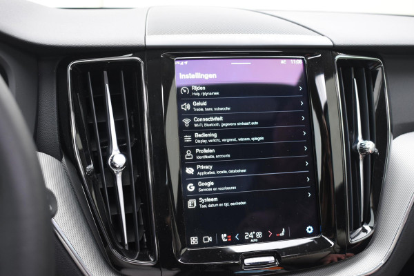 Volvo XC60 T6 350PK Automaat Plug-in Hybrid AWD Plus Dark / Navigatie / 360 Camera / Adaptieve Cruise Control / Stuur & Stoelverwarming / Elektr. Achterklep / Schuifdak / Trekhaak