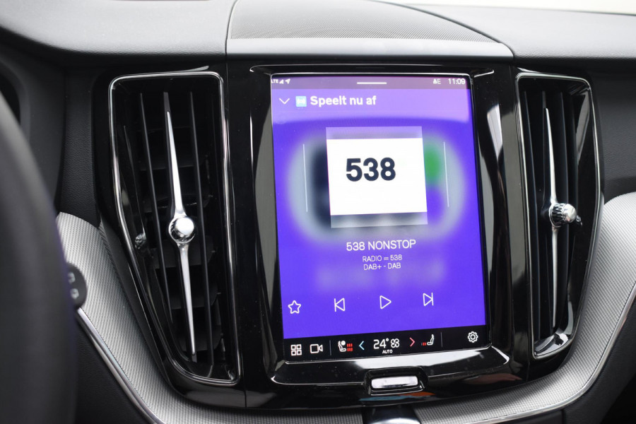 Volvo XC60 T6 350PK Automaat Plug-in Hybrid AWD Plus Dark / Navigatie / 360 Camera / Adaptieve Cruise Control / Stuur & Stoelverwarming / Elektr. Achterklep / Schuifdak / Trekhaak