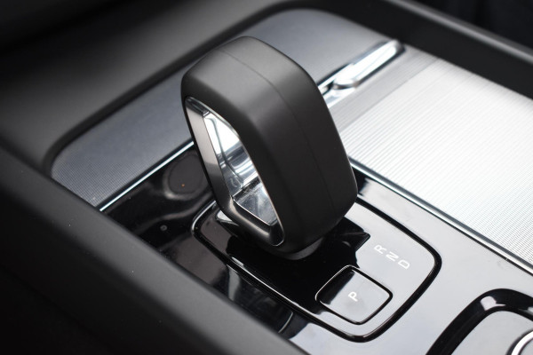 Volvo XC60 T6 350PK Automaat Plug-in Hybrid AWD Plus Dark / Navigatie / 360 Camera / Adaptieve Cruise Control / Stuur & Stoelverwarming / Elektr. Achterklep / Schuifdak / Trekhaak