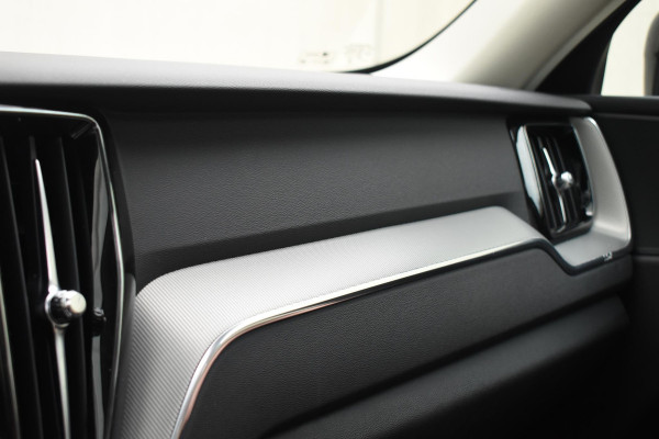 Volvo XC60 T6 350PK Automaat Plug-in Hybrid AWD Plus Dark / Navigatie / 360 Camera / Adaptieve Cruise Control / Stuur & Stoelverwarming / Elektr. Achterklep / Schuifdak / Trekhaak
