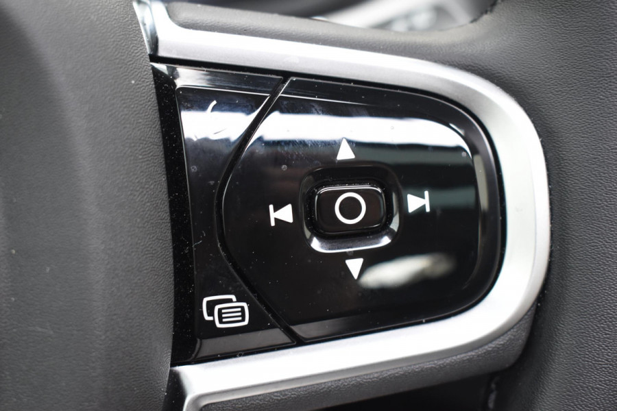 Volvo XC60 T6 350PK Automaat Plug-in Hybrid AWD Plus Dark / Navigatie / 360 Camera / Adaptieve Cruise Control / Stuur & Stoelverwarming / Elektr. Achterklep / Schuifdak / Trekhaak