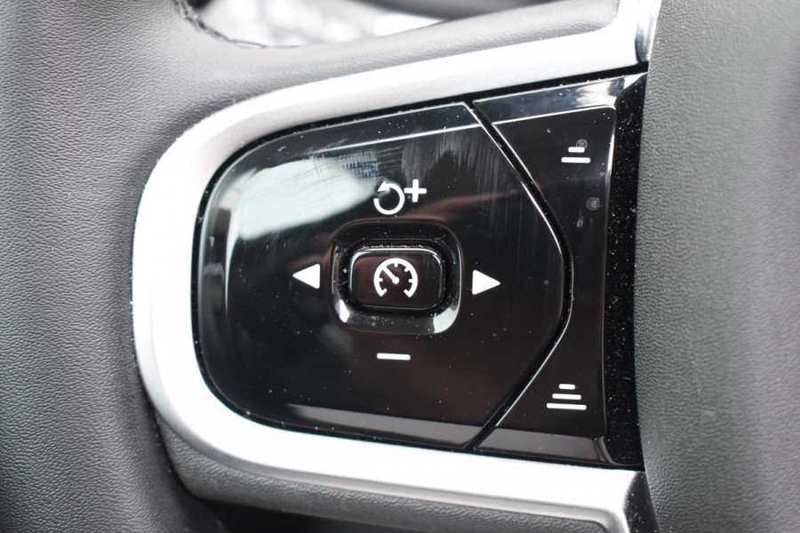 Volvo XC60 T6 350PK Automaat Plug-in Hybrid AWD Plus Dark / Navigatie / 360 Camera / Adaptieve Cruise Control / Stuur & Stoelverwarming / Elektr. Achterklep / Schuifdak / Trekhaak