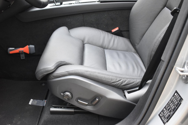 Volvo XC60 T6 350PK Automaat Plug-in Hybrid AWD Plus Dark / Navigatie / 360 Camera / Adaptieve Cruise Control / Stuur & Stoelverwarming / Elektr. Achterklep / Schuifdak / Trekhaak