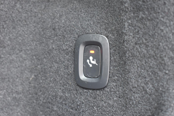 Volvo XC60 T6 350PK Automaat Plug-in Hybrid AWD Plus Dark / Navigatie / 360 Camera / Adaptieve Cruise Control / Stuur & Stoelverwarming / Elektr. Achterklep / Schuifdak / Trekhaak