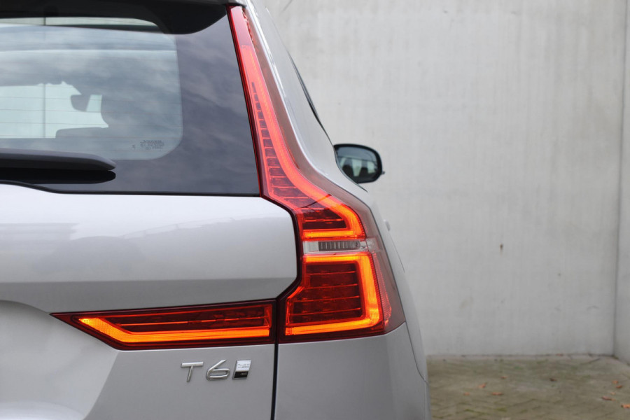 Volvo XC60 T6 350PK Automaat Plug-in Hybrid AWD Plus Dark / Navigatie / 360 Camera / Adaptieve Cruise Control / Stuur & Stoelverwarming / Elektr. Achterklep / Schuifdak / Trekhaak