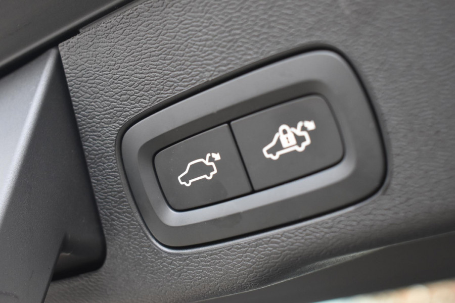 Volvo XC60 T6 350PK Automaat Plug-in Hybrid AWD Plus Dark / Navigatie / 360 Camera / Adaptieve Cruise Control / Stuur & Stoelverwarming / Elektr. Achterklep / Schuifdak / Trekhaak