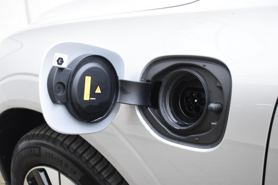Volvo XC60 T6 350PK Automaat Plug-in Hybrid AWD Plus Dark / Navigatie / 360 Camera / Adaptieve Cruise Control / Stuur & Stoelverwarming / Elektr. Achterklep / Schuifdak / Trekhaak