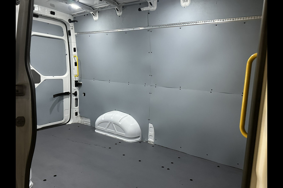 Volkswagen Crafter 2.0 TDI 141pk L3H3 L2H2 Euro6 Airco | Apple Carplay | Android Auto | Camera | Stoelverwarming Parkeersensoren