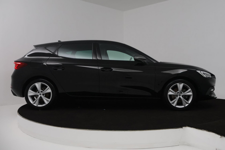 Seat Leon 1.5 eTSI FR Intense Automaat (VIRTUAL COCKPIT, SFEERVERLICHTING, ADAPTIVE CRUISE, STUUR-/STOELVERWARMING, 1e EIGENAAR)