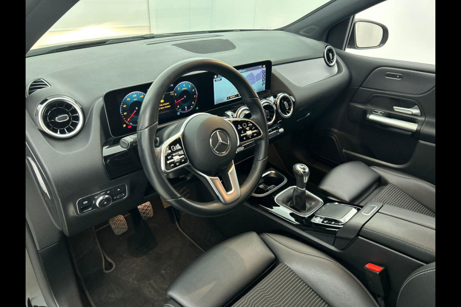 Mercedes-Benz B-Klasse 180 Premium WIDESCREEN | TREKHAAK | STOF-LEDER
