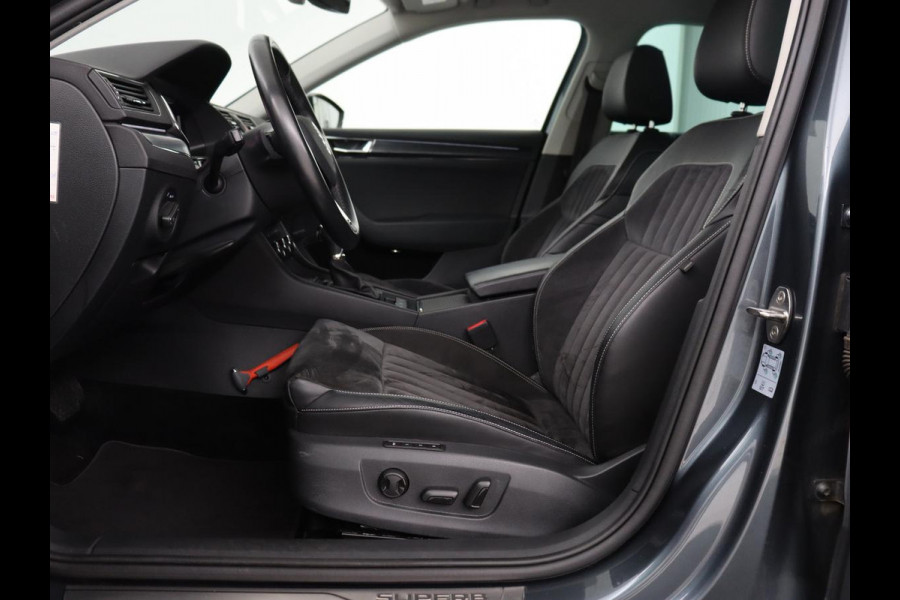 Škoda Superb 1.4 TSI iV Business Edition | Leder/Alcantara | Stoelverwarming | Canton Sound | Memory | Virtual Cockpit | Carplay | Camera | Navigatie | Cruise control | PHEV | Plug In