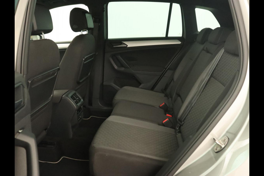 Volkswagen Tiguan 1.5 TSI R Line | Trekhaak | Adaptive cruise | Carplay | Full LED | Virtual Cockpit | Navigatie | Parkeerhulp | Climate control