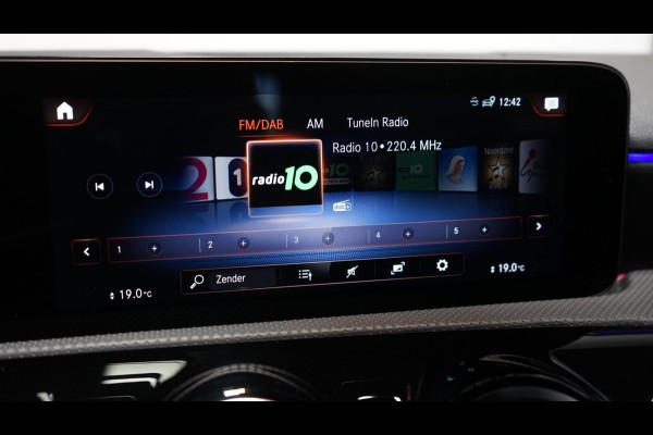 Mercedes-Benz A-Klasse A200 AMG AUTOMAAT-AMBIANCE-CAMERA-CLIMA-KEYLESS-LED-MBUX-NAVIGATIE