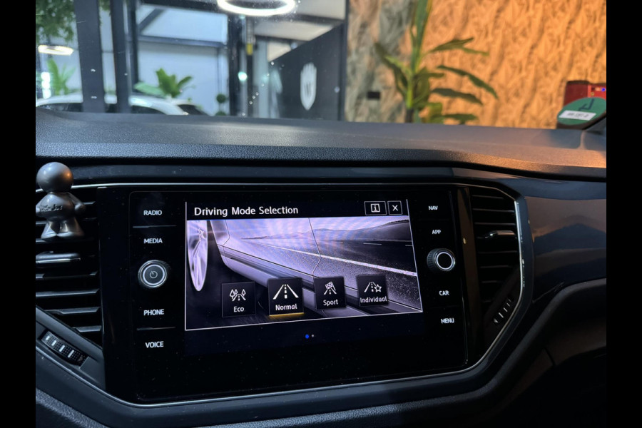Volkswagen T-Roc 1.5 TSI R-Line Garantie Digi Dash Carplay StoelVW Blindspot Elek Achterklep ACC Clima Navi Led Rijklaar