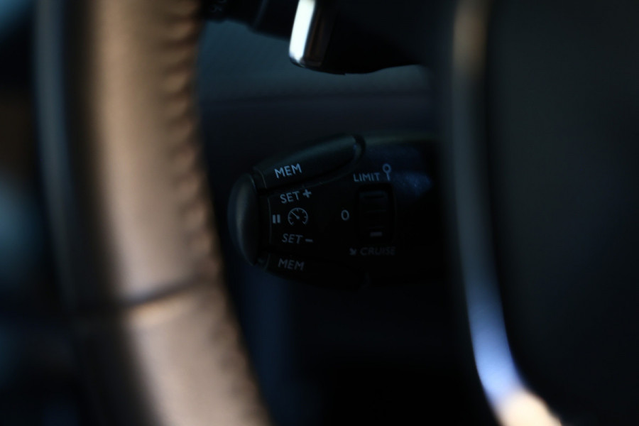 Peugeot 208 1.2 PureTech Allure AUT 1eEIGNR! CARPLAY DAB STOELVW PDC '20