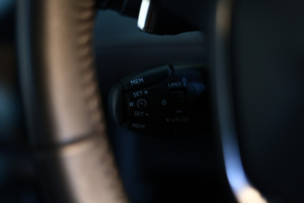 Peugeot 208 1.2 PureTech Allure AUT 1eEIGNR! CARPLAY DAB STOELVW PDC '20