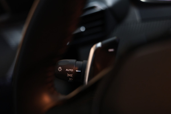 Peugeot 208 1.2 PureTech Allure AUT 1eEIGNR! CARPLAY DAB STOELVW PDC '20